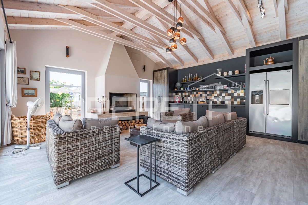 Istra, območje Poreča - rustikalna hiša z bazenom in studio apartmajem