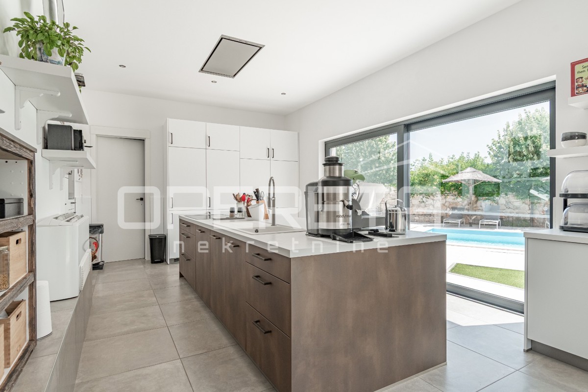 Istra, območje Poreča - rustikalna hiša z bazenom in studio apartmajem