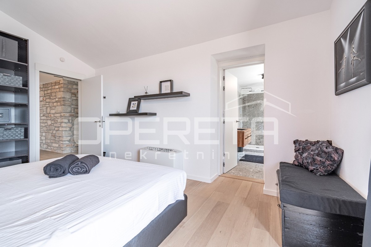 Istra, območje Poreča - rustikalna hiša z bazenom in studio apartmajem