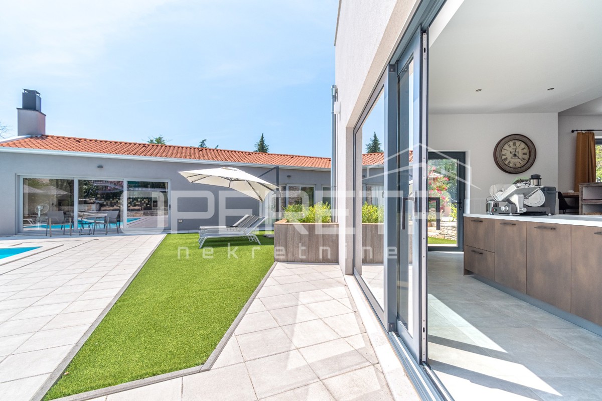 Istra, območje Poreča - rustikalna hiša z bazenom in studio apartmajem