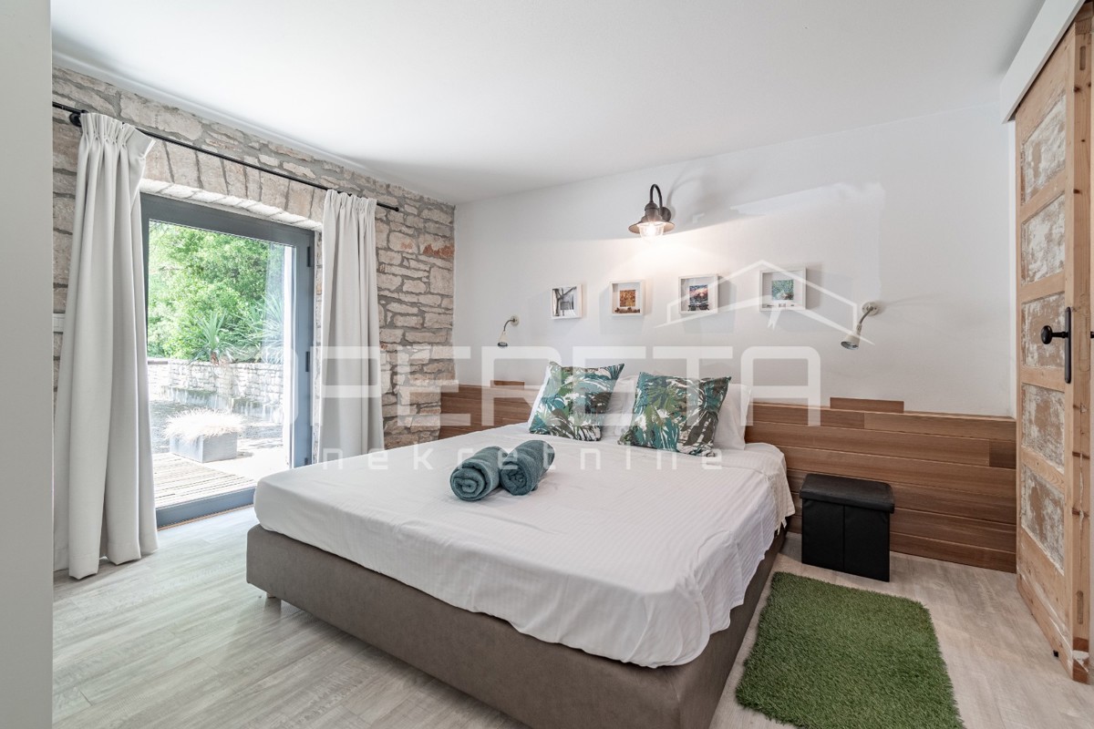 Istra, območje Poreča - rustikalna hiša z bazenom in studio apartmajem