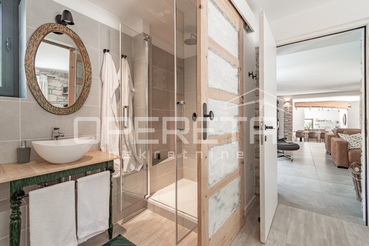 Istra, območje Poreča - rustikalna hiša z bazenom in studio apartmajem