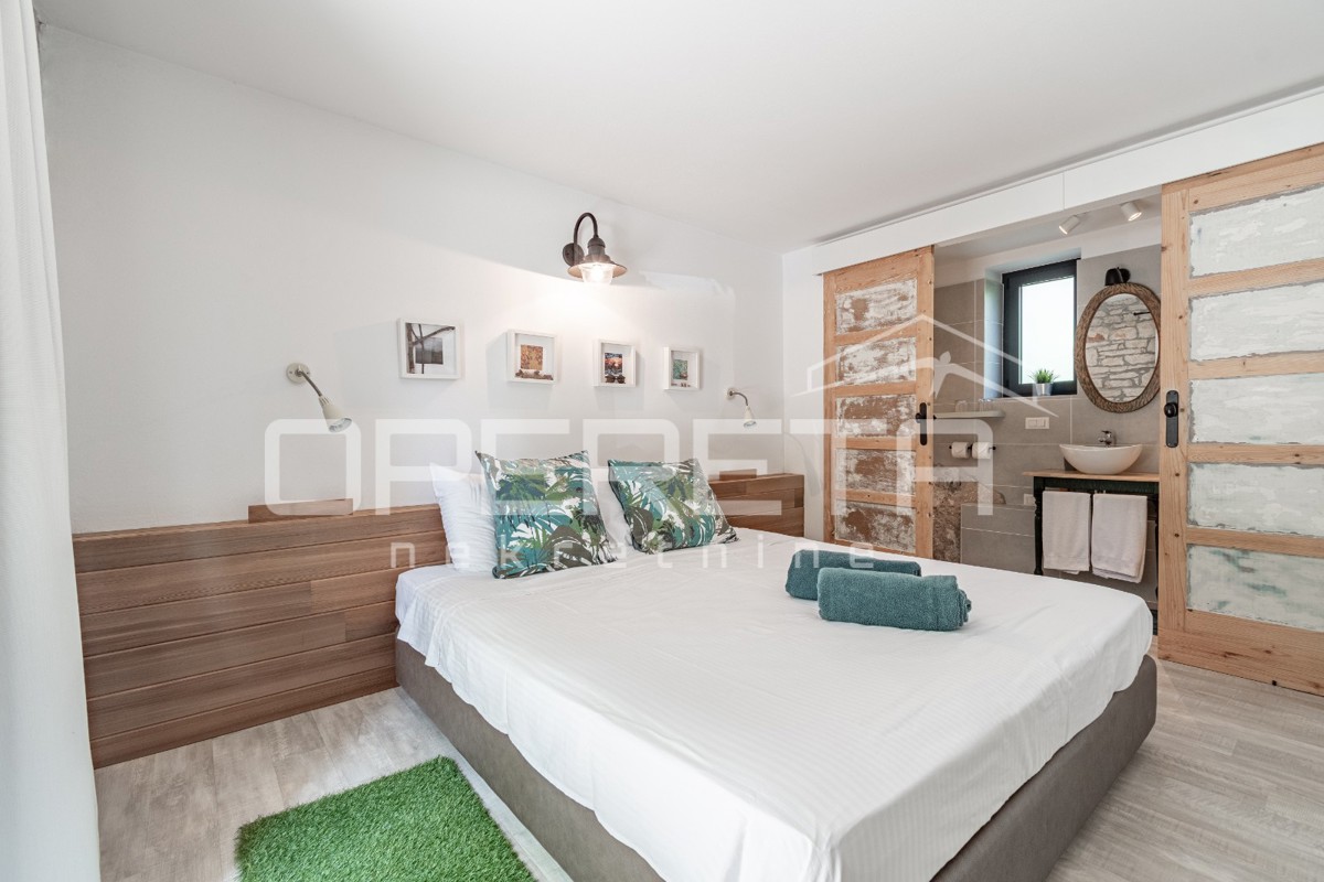 Istra, območje Poreča - rustikalna hiša z bazenom in studio apartmajem