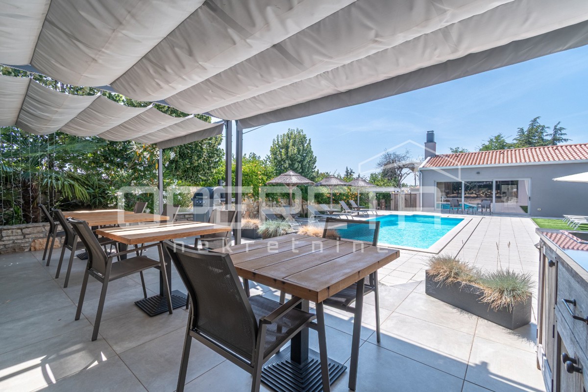 Istra, območje Poreča - rustikalna hiša z bazenom in studio apartmajem