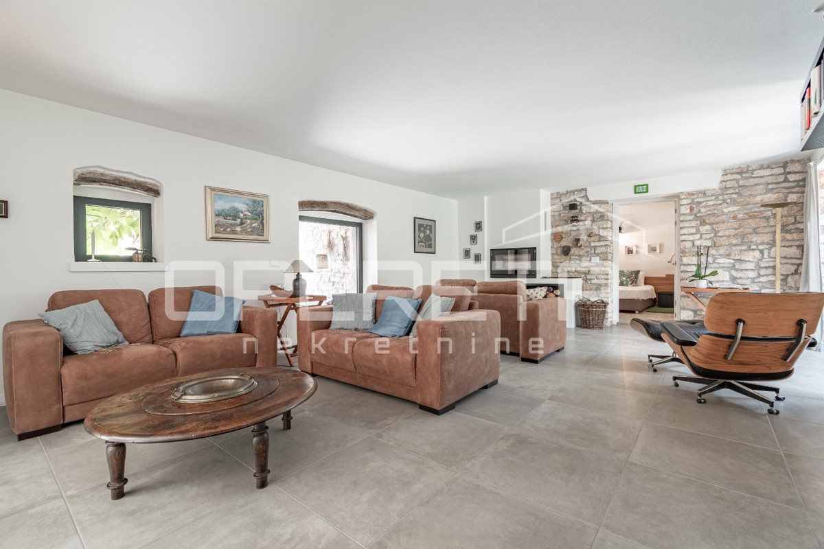 Istra, območje Poreča - rustikalna hiša z bazenom in studio apartmajem