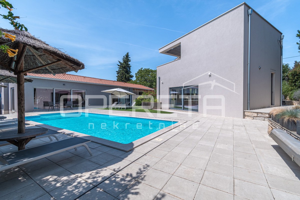 Istra, območje Poreča - rustikalna hiša z bazenom in studio apartmajem