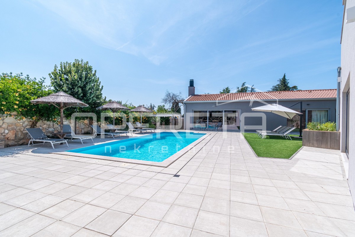 Istra, območje Poreča - rustikalna hiša z bazenom in studio apartmajem