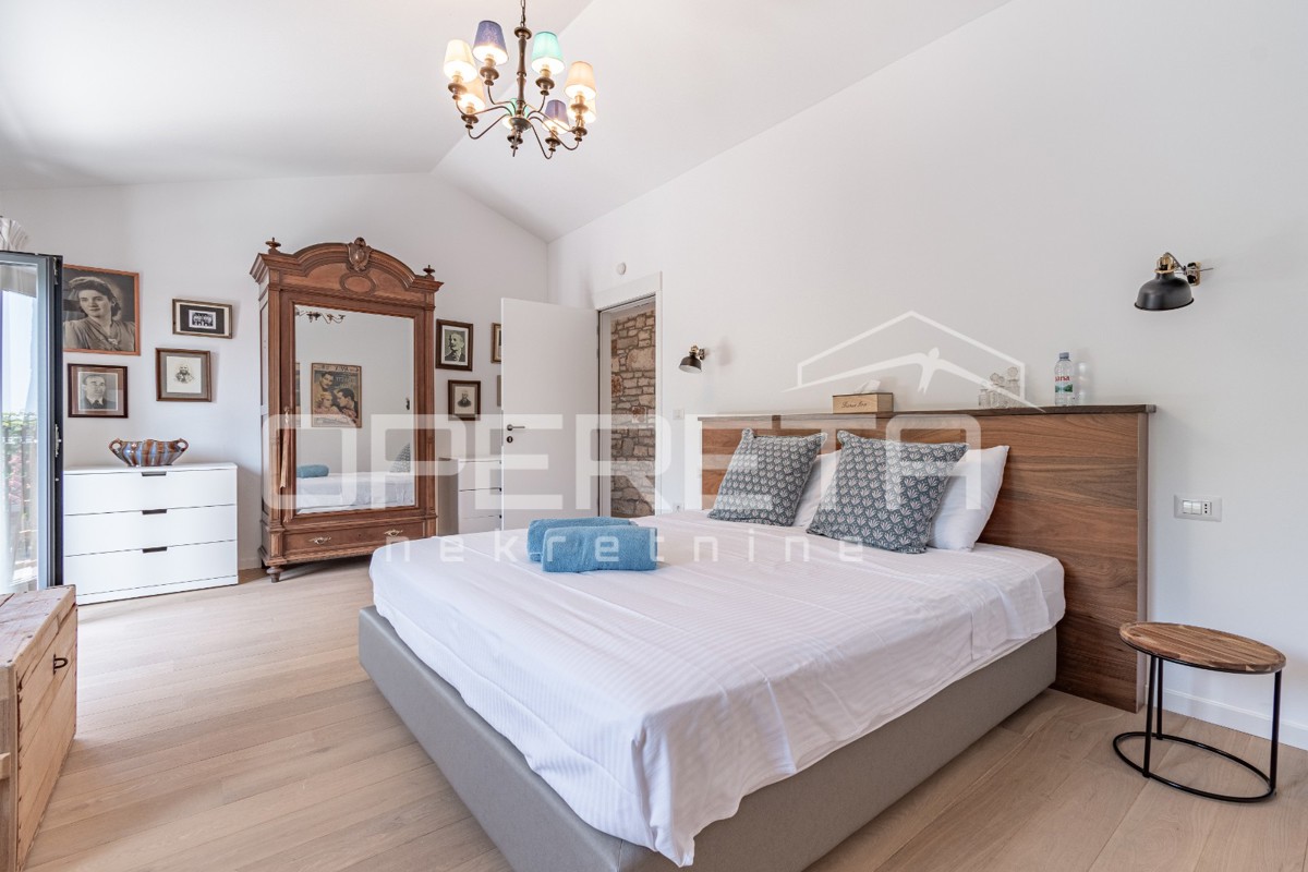 Istra, območje Poreča - rustikalna hiša z bazenom in studio apartmajem