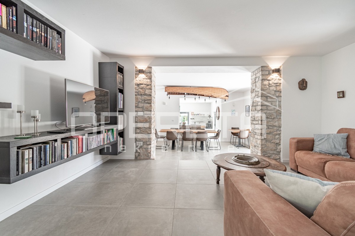 Istra, območje Poreča - rustikalna hiša z bazenom in studio apartmajem