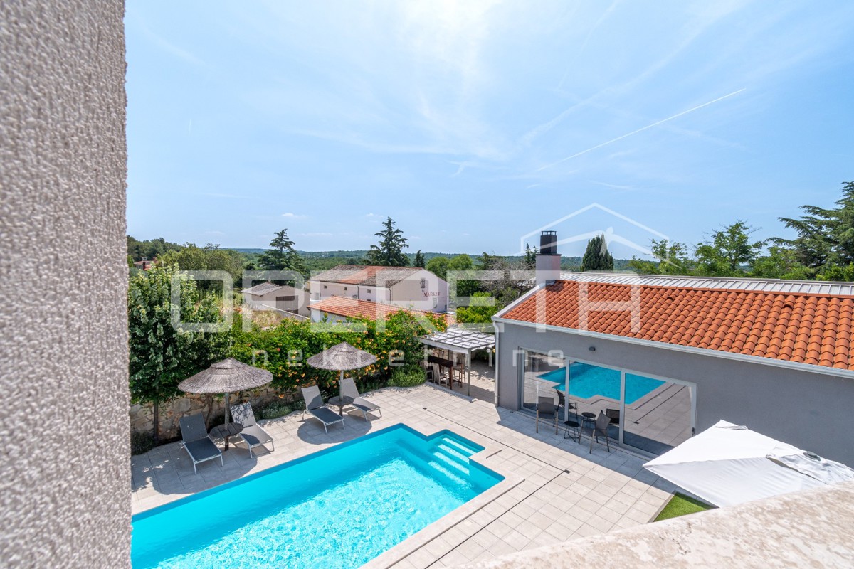 Istra, območje Poreča - rustikalna hiša z bazenom in studio apartmajem