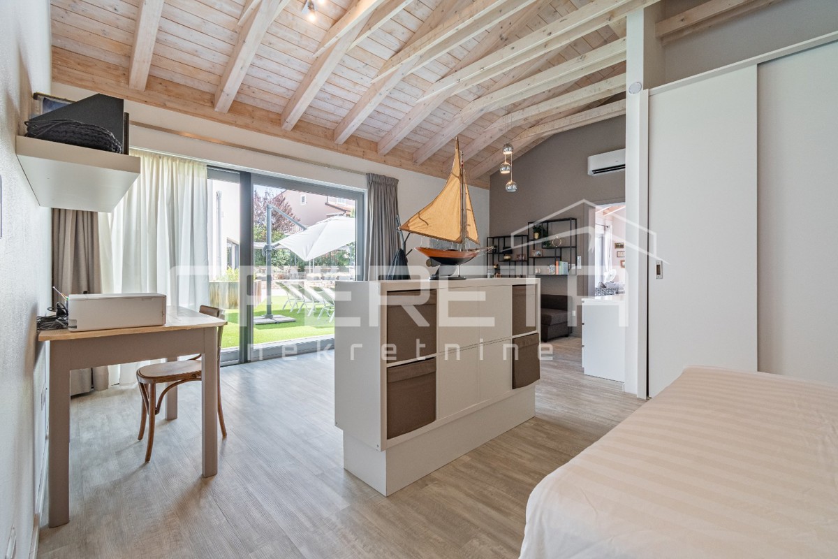 Istra, območje Poreča - rustikalna hiša z bazenom in studio apartmajem