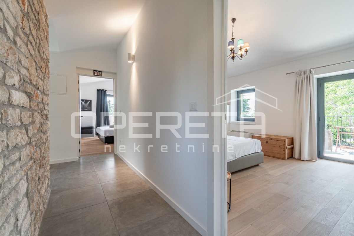 Istra, območje Poreča - rustikalna hiša z bazenom in studio apartmajem