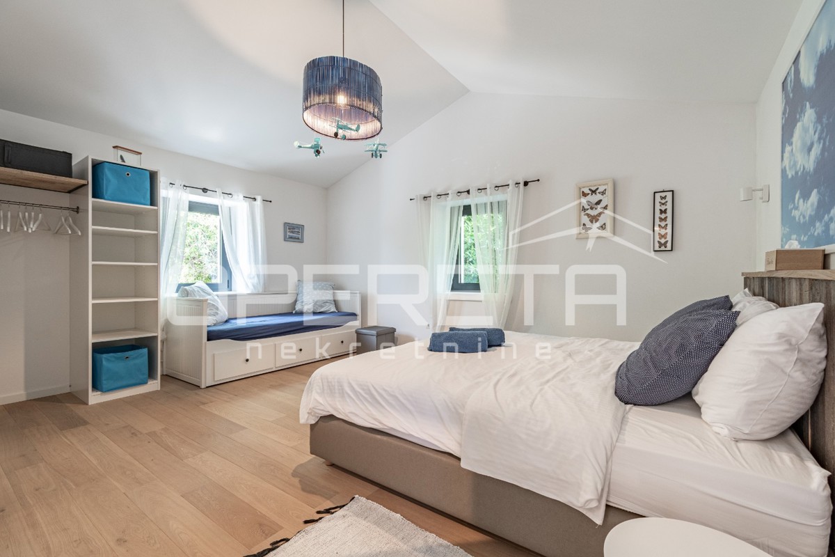 Istra, območje Poreča - rustikalna hiša z bazenom in studio apartmajem