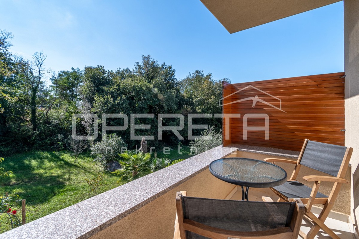 Istra, Poreč - Dvojček z dvema stanovanjema in dvoriščem