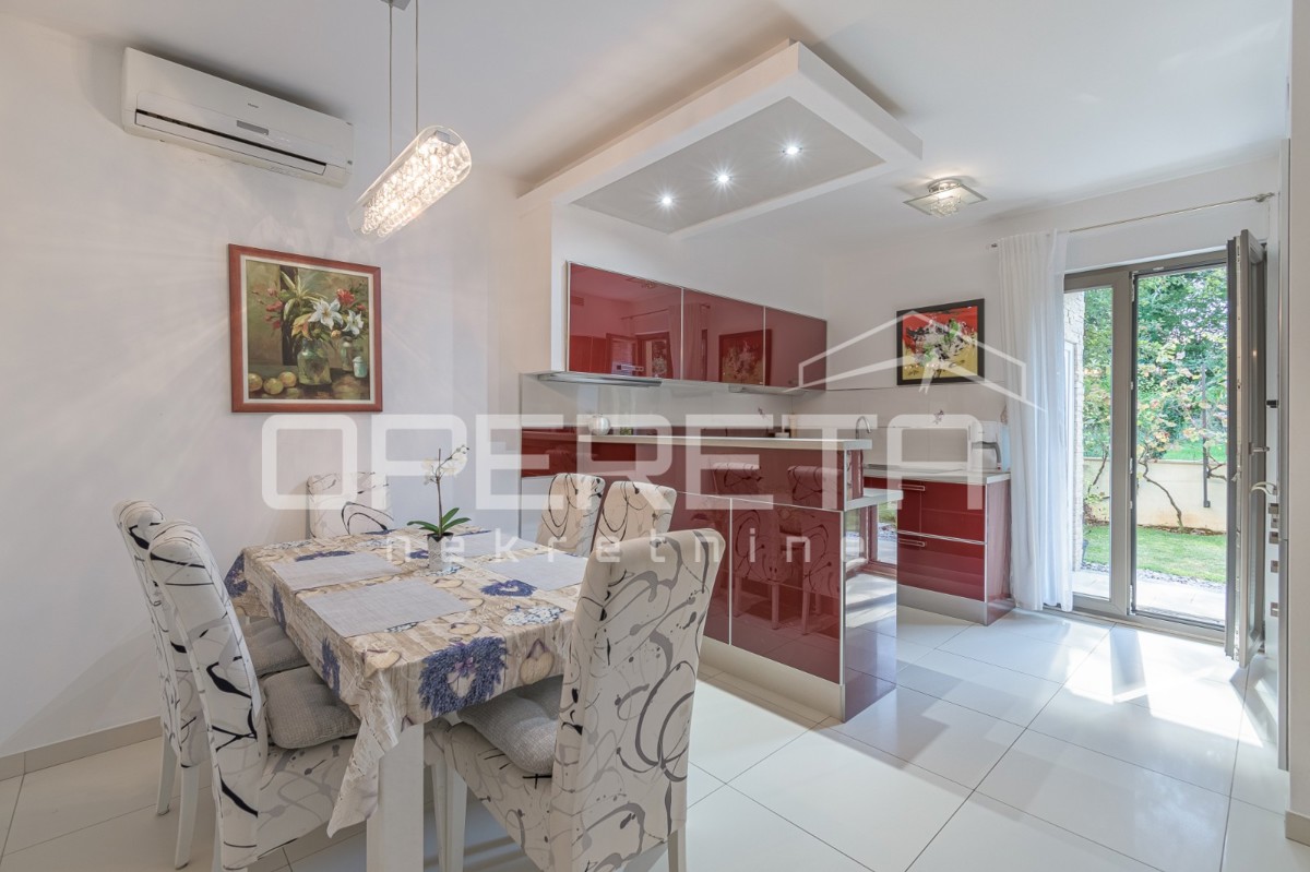 Istra, Poreč - Dvojček z dvema stanovanjema in dvoriščem