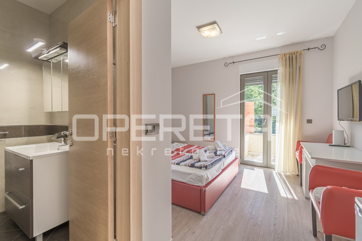 Istra, Poreč - Dvojček z dvema stanovanjema in dvoriščem