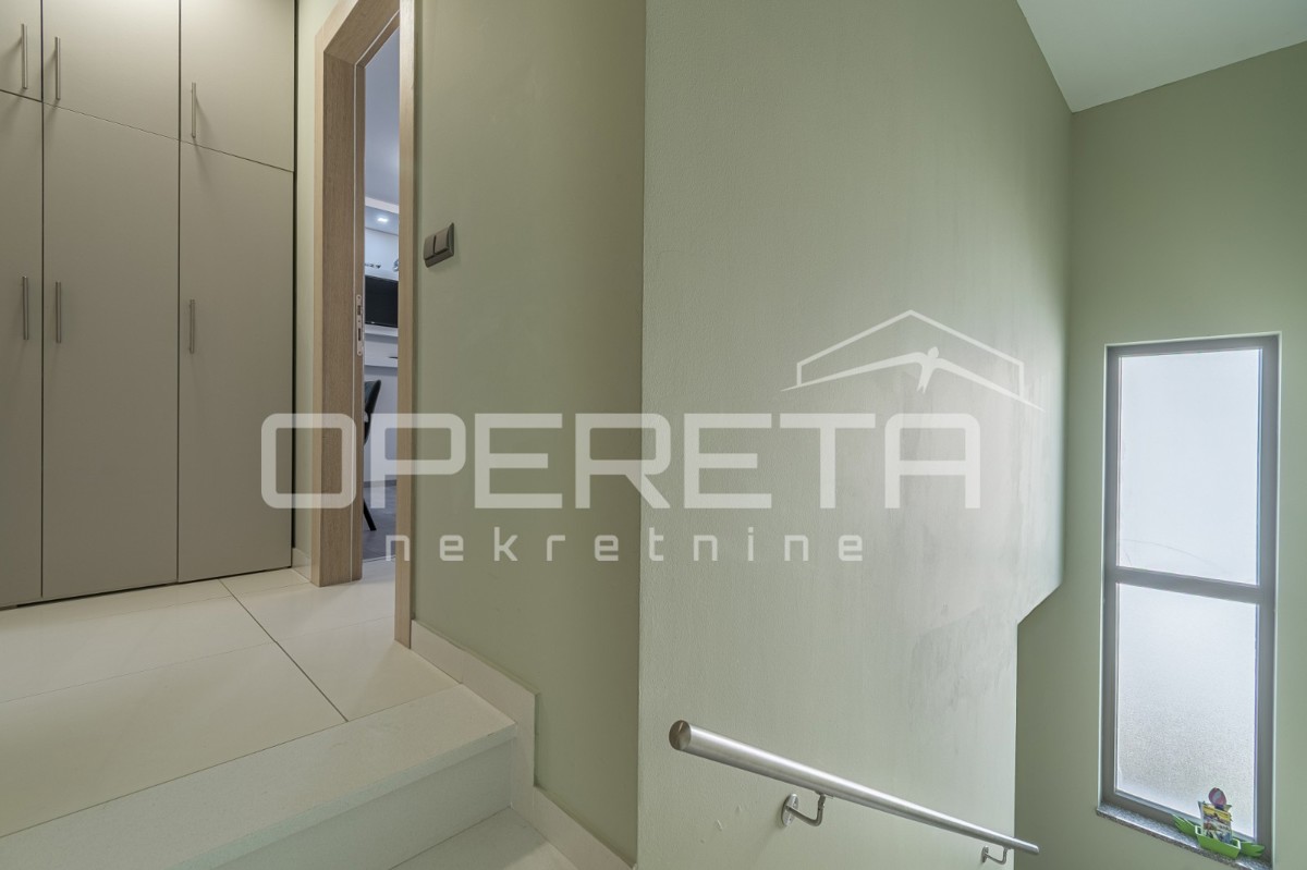 Istra, Poreč - Dvojček z dvema stanovanjema in dvoriščem