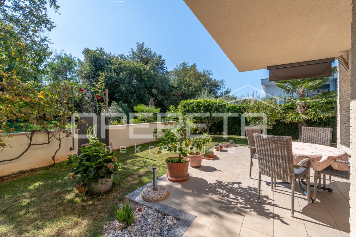 Istra, Poreč - Dvojček z dvema stanovanjema in dvoriščem