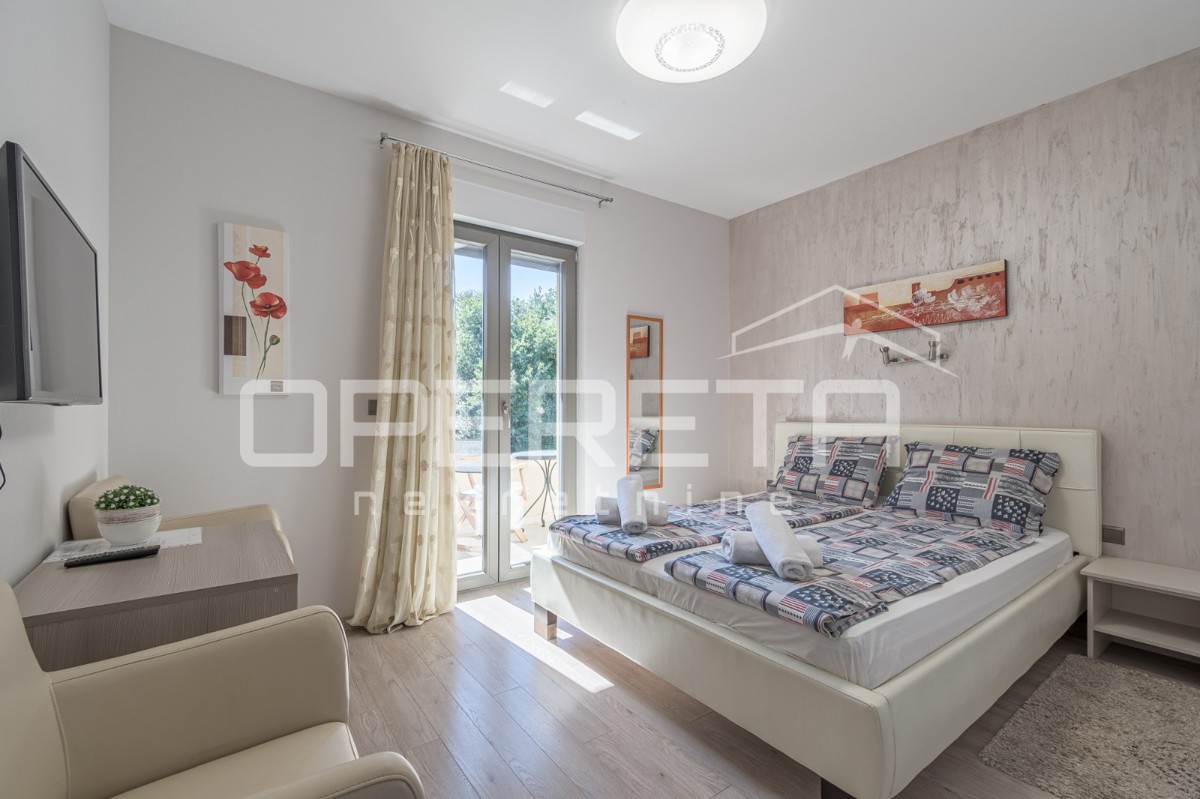 Istra, Poreč - Dvojček z dvema stanovanjema in dvoriščem