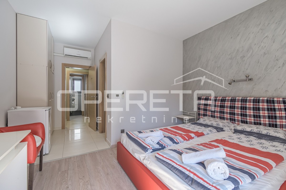 Istra, Poreč - Dvojček z dvema stanovanjema in dvoriščem