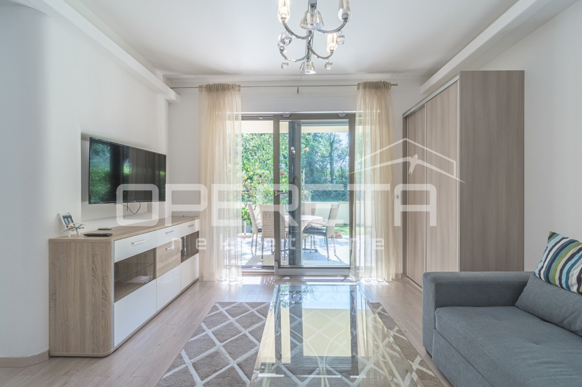 Istra, Poreč - Dvojček z dvema stanovanjema in dvoriščem