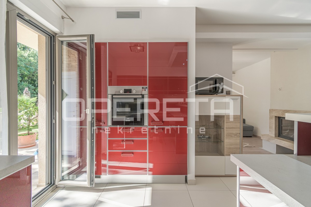 Istra, Poreč - Dvojček z dvema stanovanjema in dvoriščem