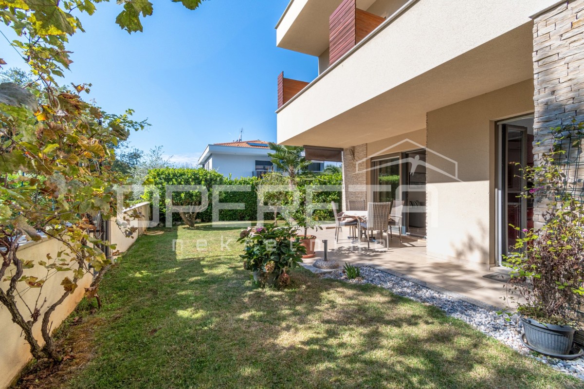 Istra, Poreč - Dvojček z dvema stanovanjema in dvoriščem