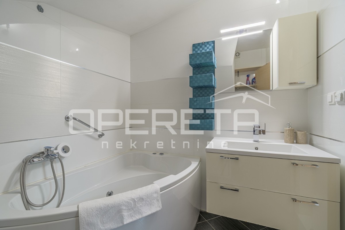 Istra, Poreč - Dvojček z dvema stanovanjema in dvoriščem