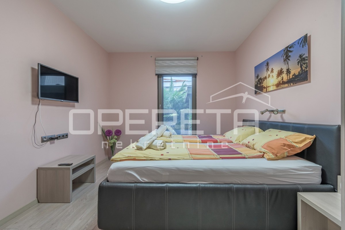 Istra, Poreč - Dvojček z dvema stanovanjema in dvoriščem