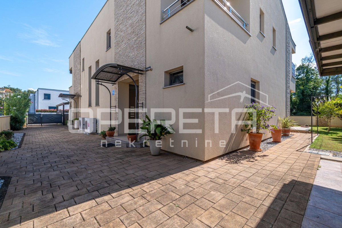 Istra, Poreč - Dvojček z dvema stanovanjema in dvoriščem