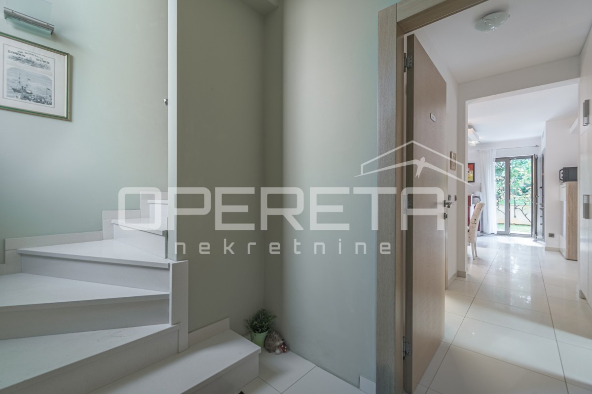 Istra, Poreč - Dvojček z dvema stanovanjema in dvoriščem