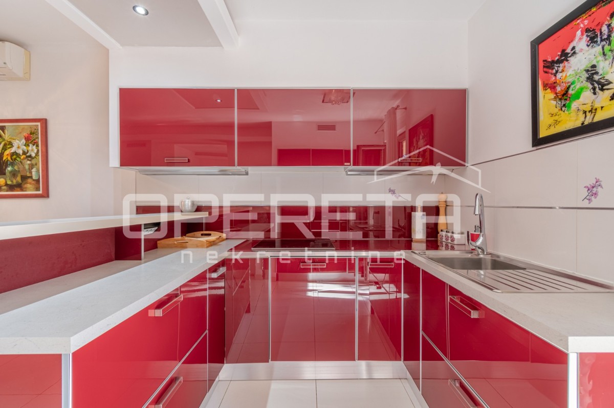 Istra, Poreč - Dvojček z dvema stanovanjema in dvoriščem