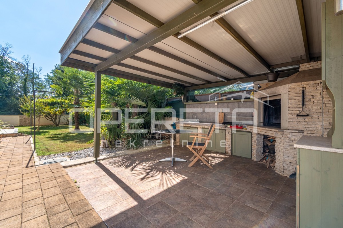 Istra, Poreč - Dvojček z dvema stanovanjema in dvoriščem