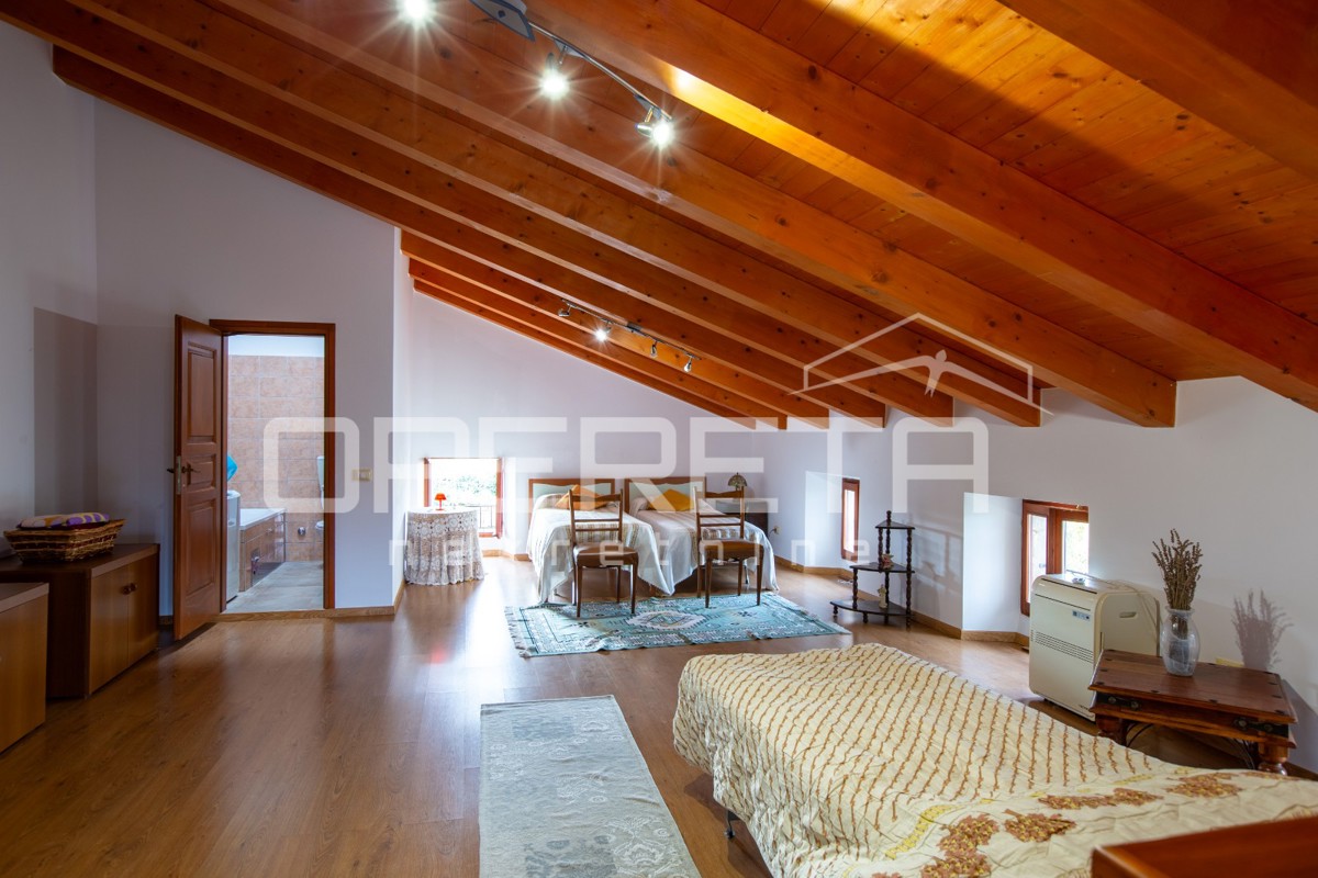 Tradicionalna kamnita hiša z dvema apartmajema.