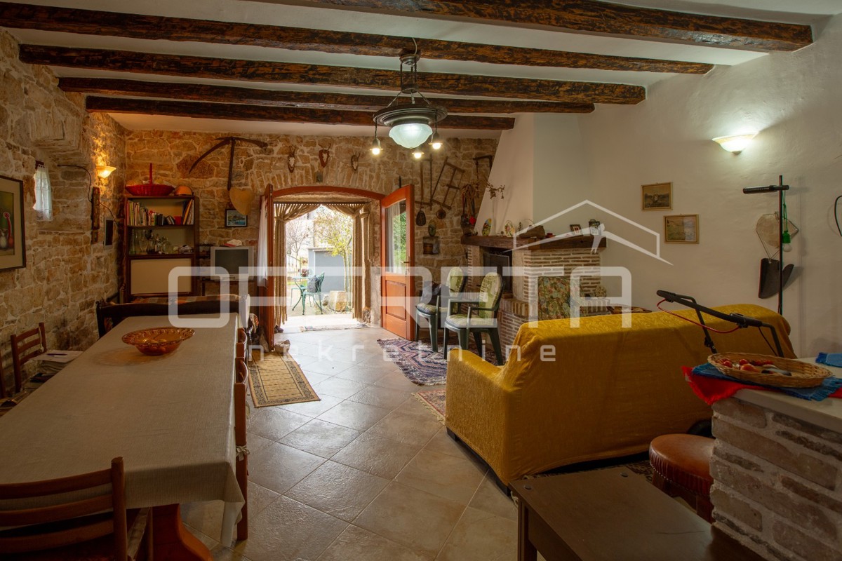 Tradicionalna kamnita hiša z dvema apartmajema.