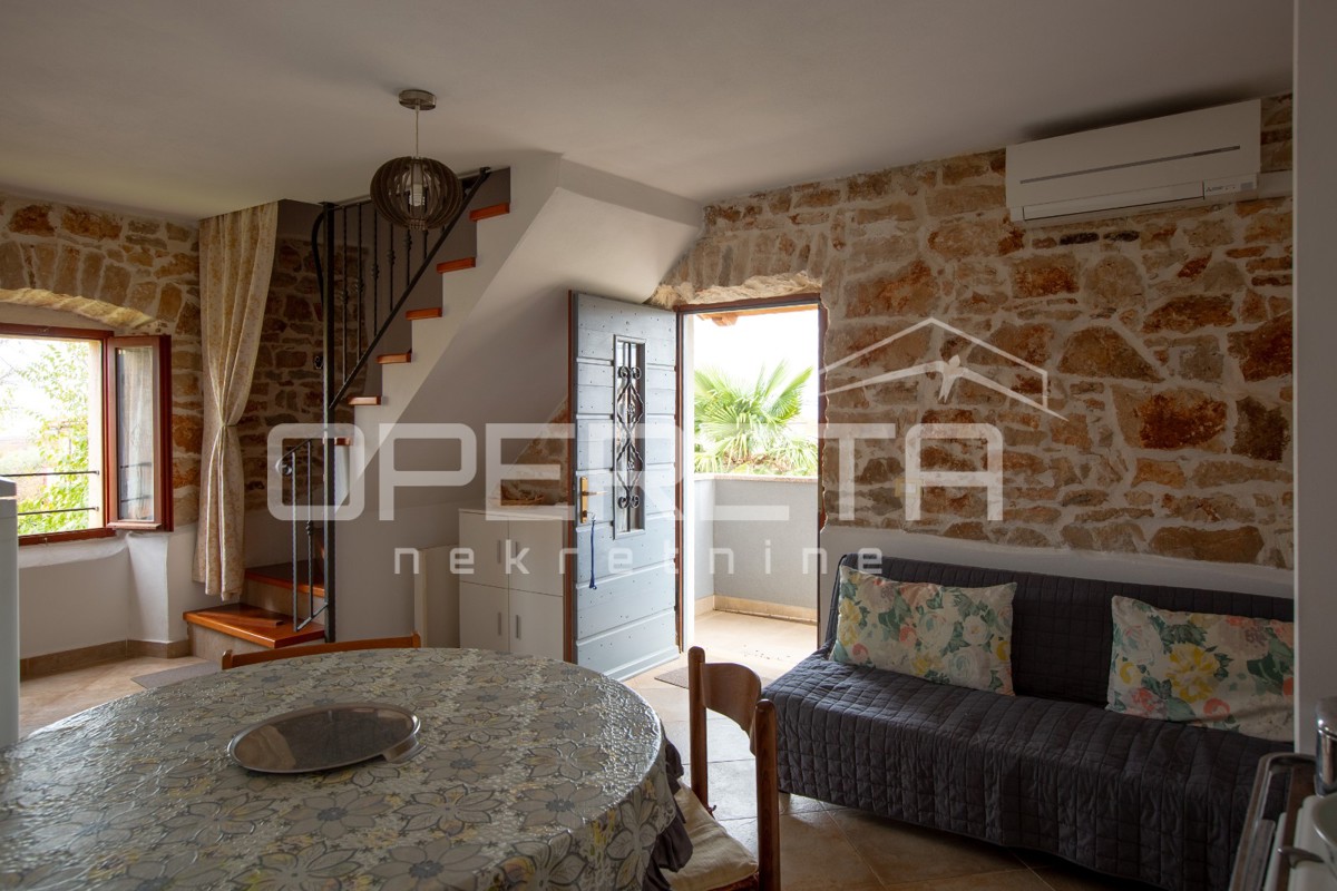 Tradicionalna kamnita hiša z dvema apartmajema.