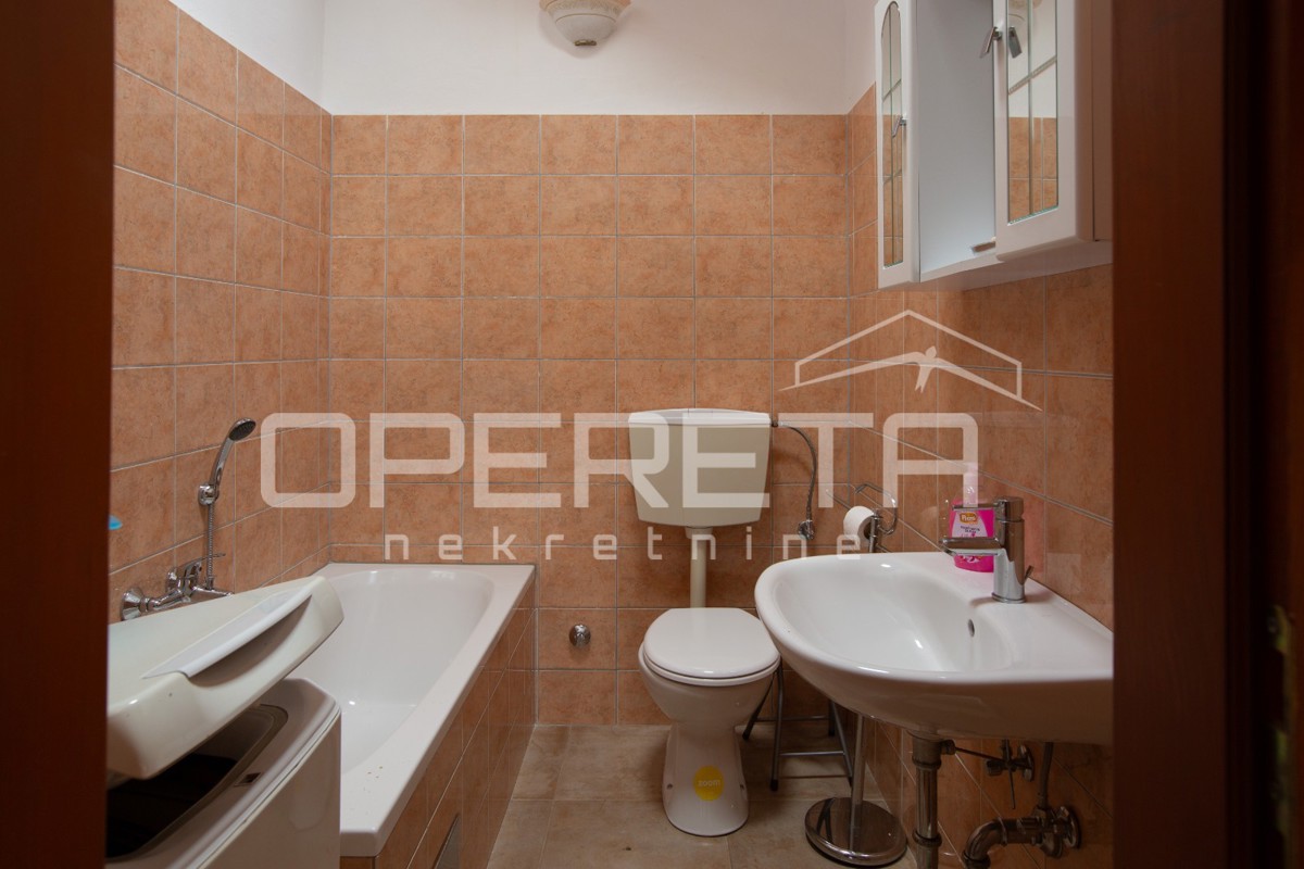 Tradicionalna kamnita hiša z dvema apartmajema.