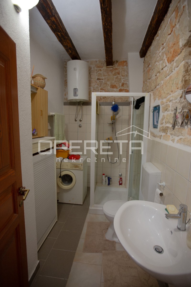 Tradicionalna kamnita hiša z dvema apartmajema.