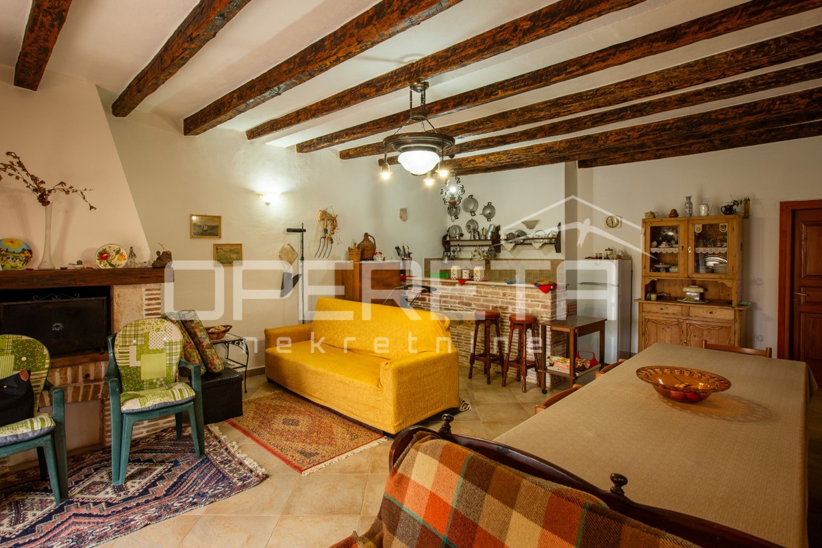 Tradicionalna kamnita hiša z dvema apartmajema.