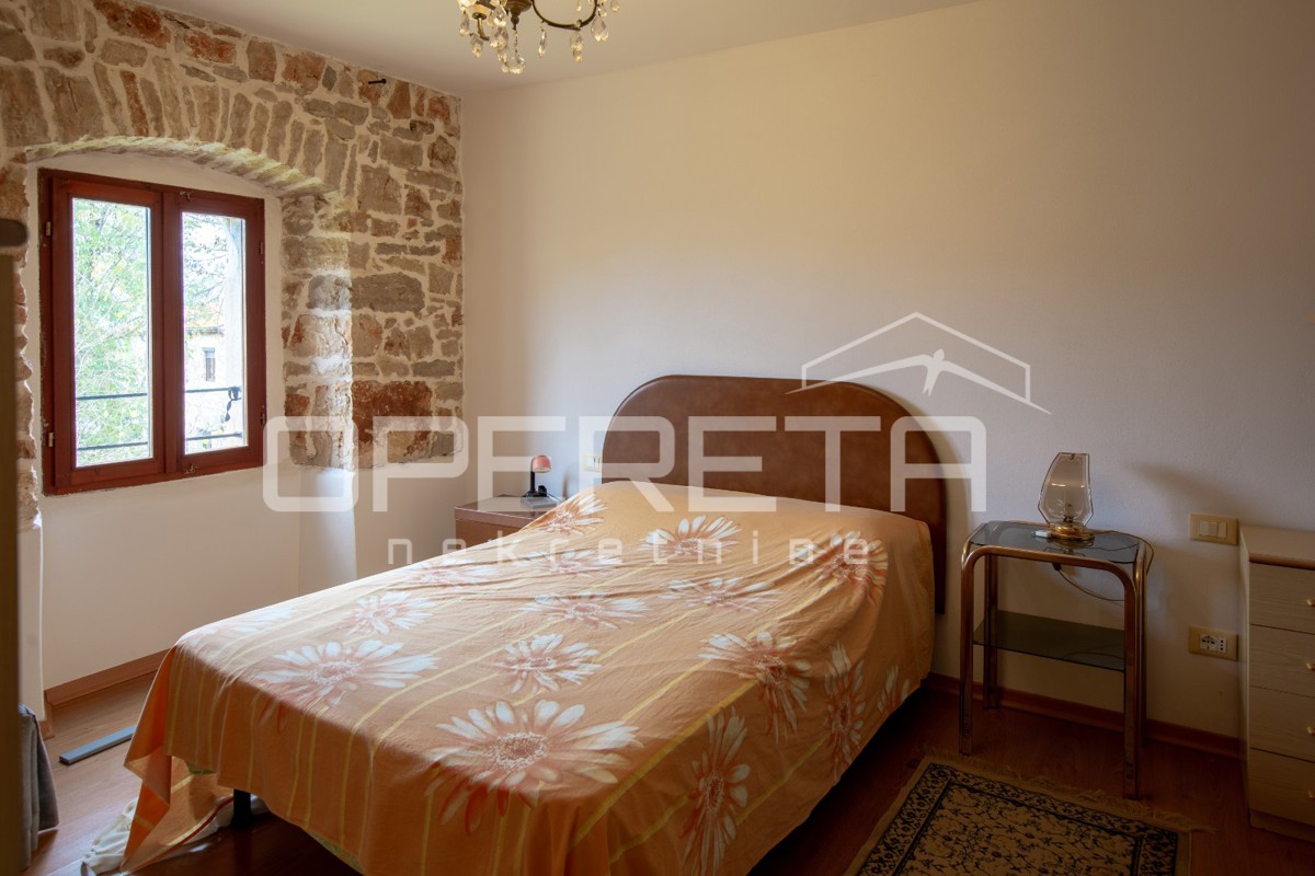 Tradicionalna kamnita hiša z dvema apartmajema.