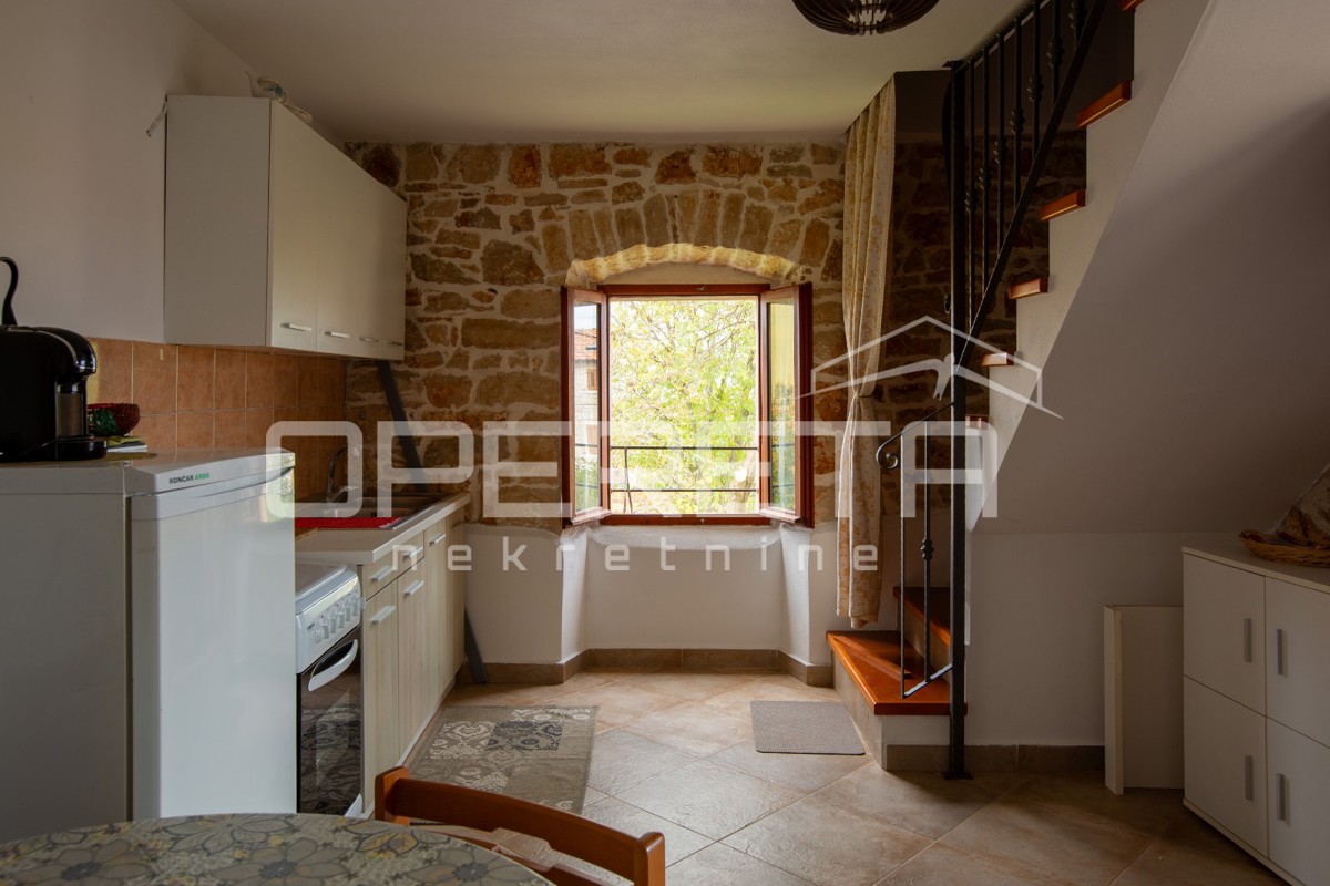 Tradicionalna kamnita hiša z dvema apartmajema.