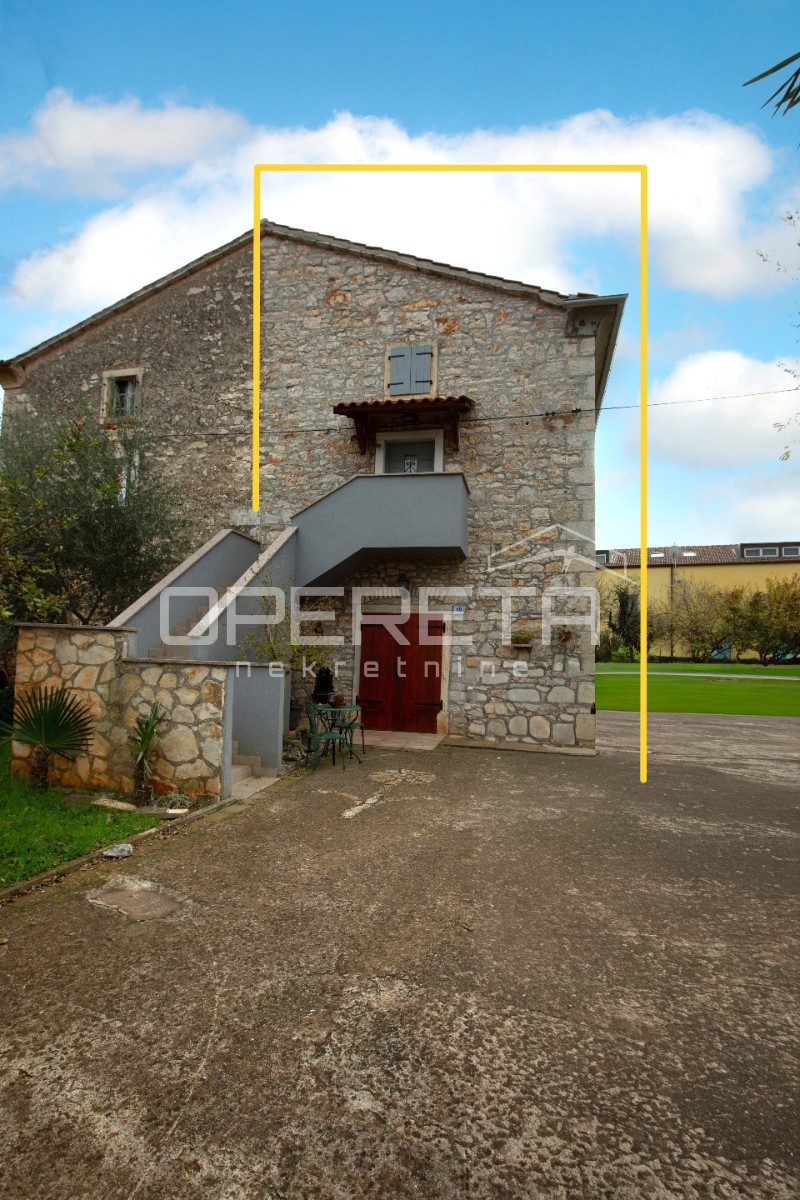 Tradicionalna kamnita hiša z dvema apartmajema.