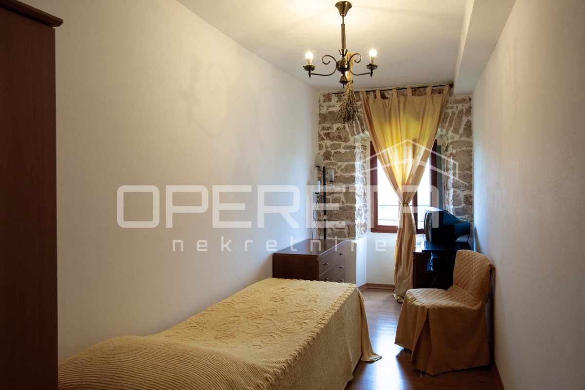 Tradicionalna kamnita hiša z dvema apartmajema.