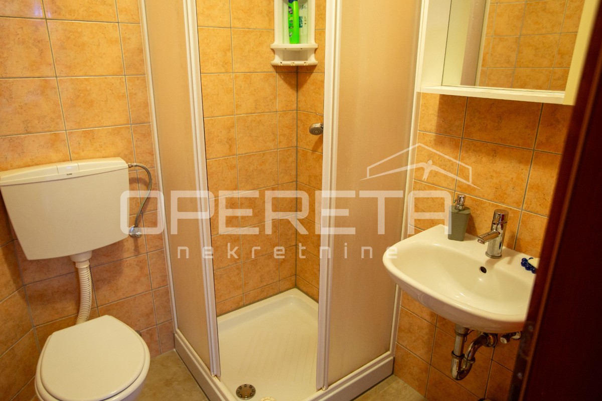 Tradicionalna kamnita hiša z dvema apartmajema.