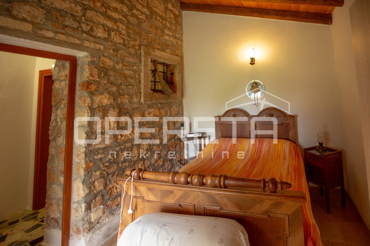 Tradicionalna kamnita hiša z dvema apartmajema.