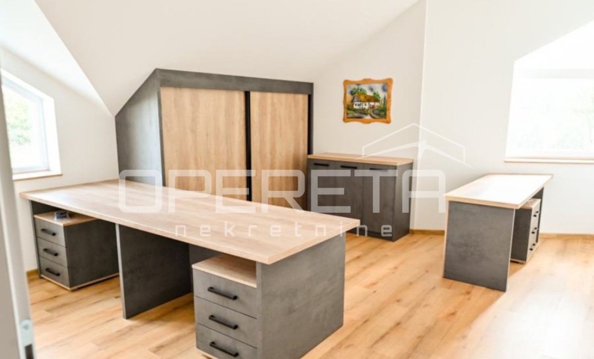 Poslovni kompleks na lokaciji med Varaždinom in Ludbregom: hala, skladišče, silosi in poslovna stavba.