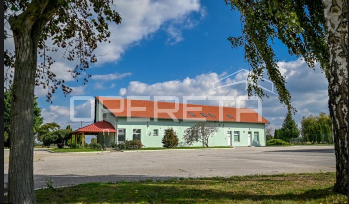 Poslovni kompleks na lokaciji med Varaždinom in Ludbregom: hala, skladišče, silosi in poslovna stavba.