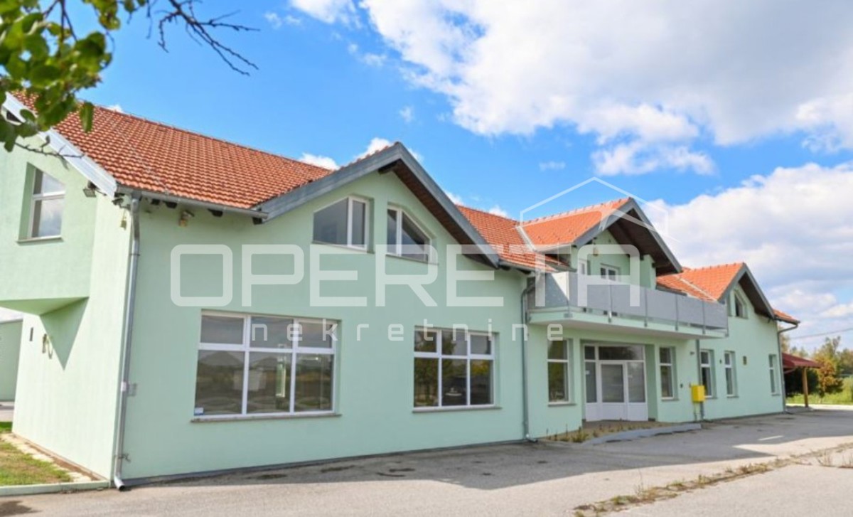 Poslovni kompleks na lokaciji med Varaždinom in Ludbregom: hala, skladišče, silosi in poslovna stavba.