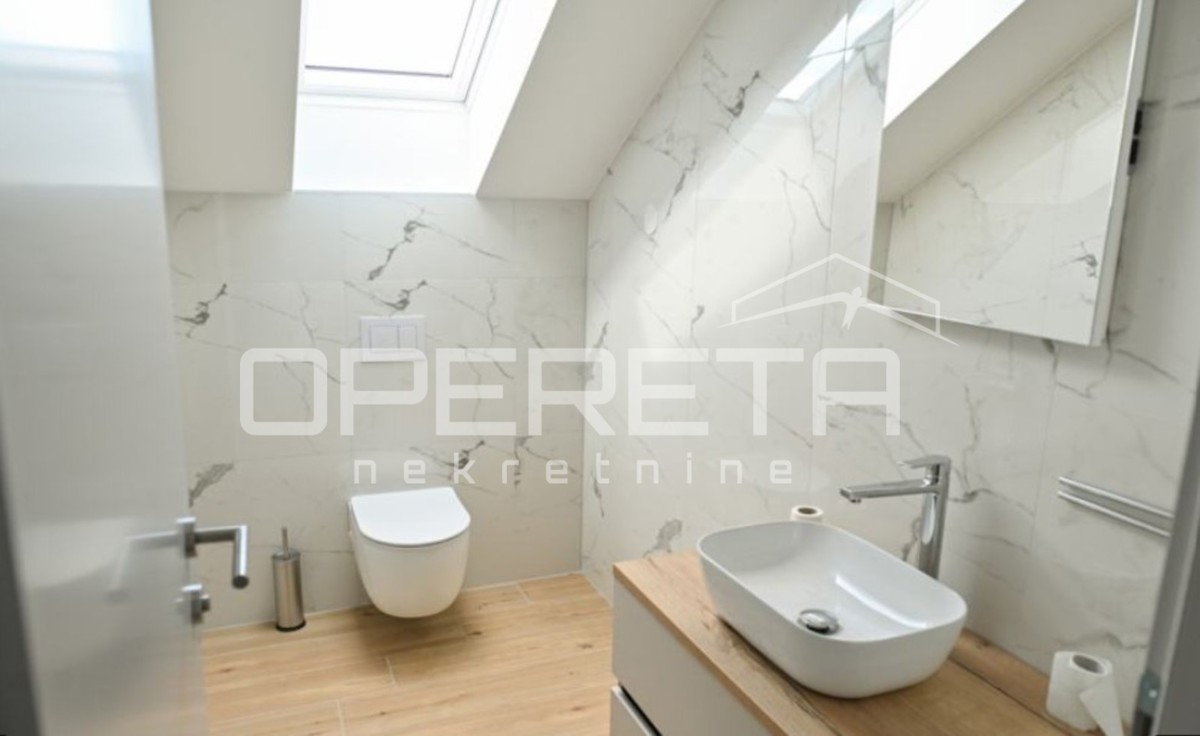 Poslovni kompleks na lokaciji med Varaždinom in Ludbregom: hala, skladišče, silosi in poslovna stavba.