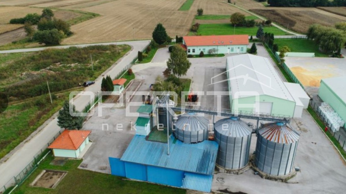 Poslovni kompleks na lokaciji med Varaždinom in Ludbregom: hala, skladišče, silosi in poslovna stavba.